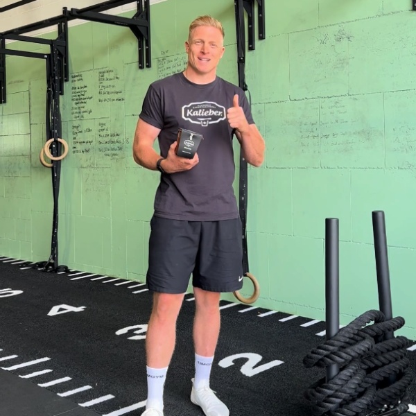 Männlicher Sportler Daumen hoch