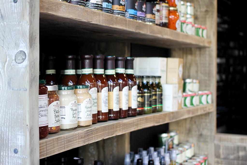 Regal mit Feinkost & Delikatessen