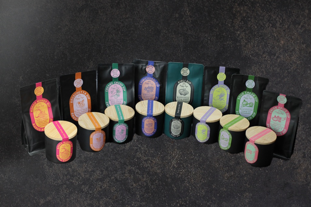 Verschiedene Dip-Gewürzmischungen in Dosen und Nachfüllpacks