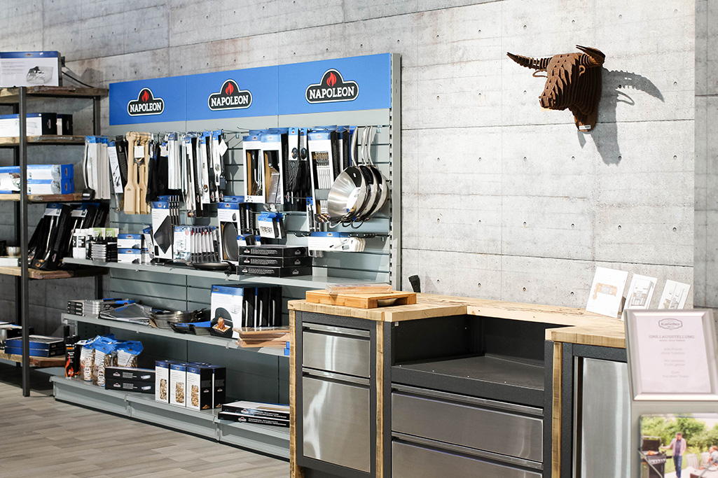 Regal mit Grillzubehör