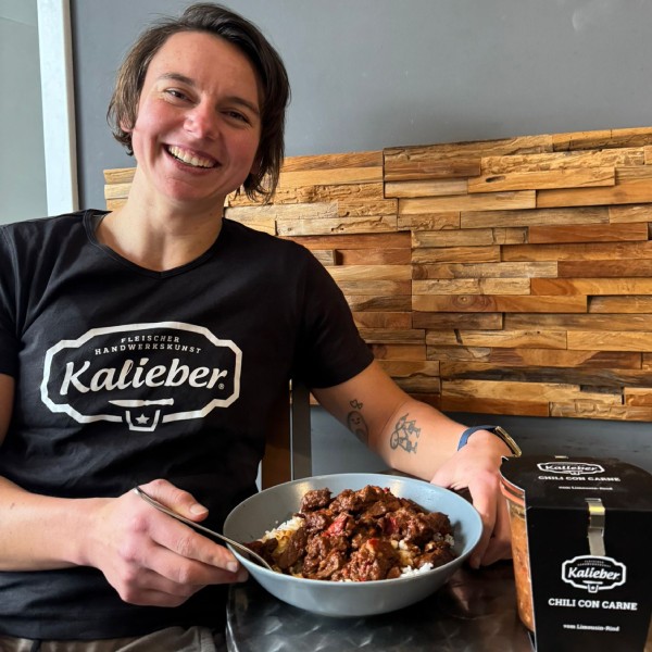 Fertiggericht proteinreich Frau mit Kalieber-T-Shirt und hausgemachtem Chili con Carne von Kalieber