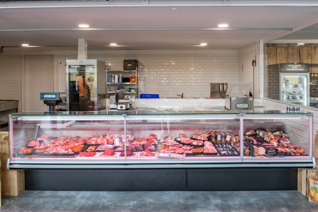 Eine Fleischtheke in Fleischerei