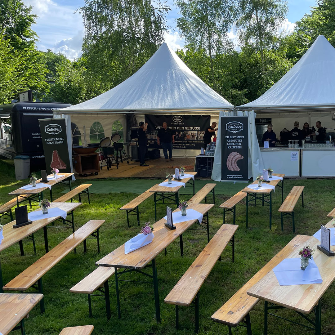 Dorfpartier im Museumsdorf, Tische sind vorbereitet