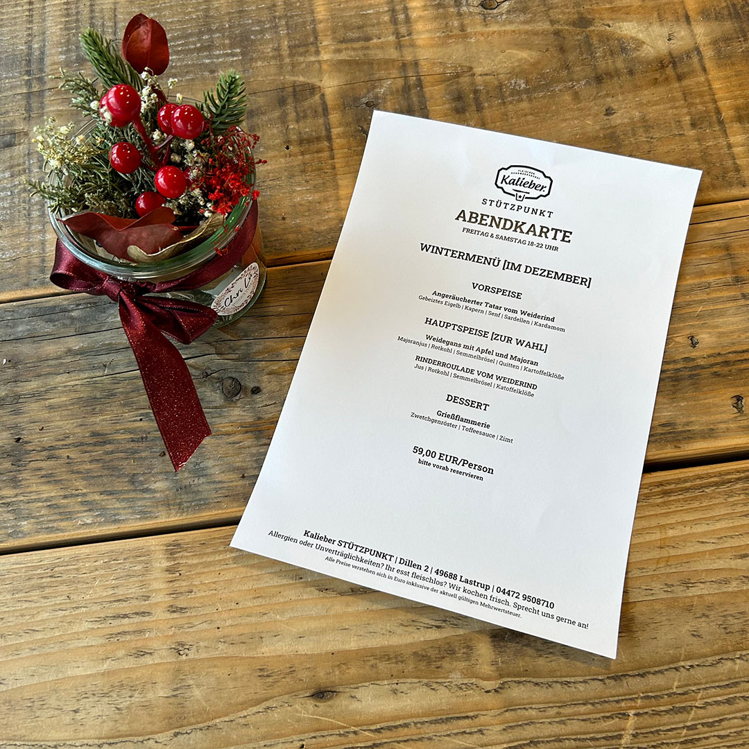 Abendkarte auf Tisch