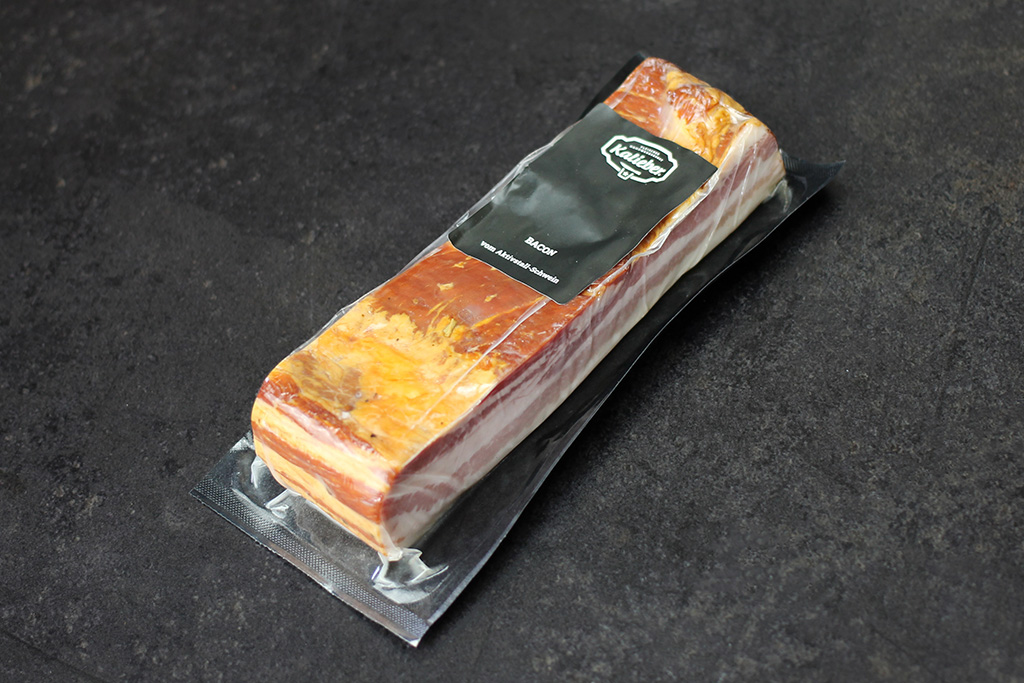 Bacon vom Aktivstall-Schwein ein Stück Bacon vom Aktivstall-Schwein