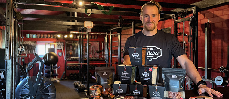 Sportler prästentiert natürlich proteinreiche Snacks & Mahlzeiten