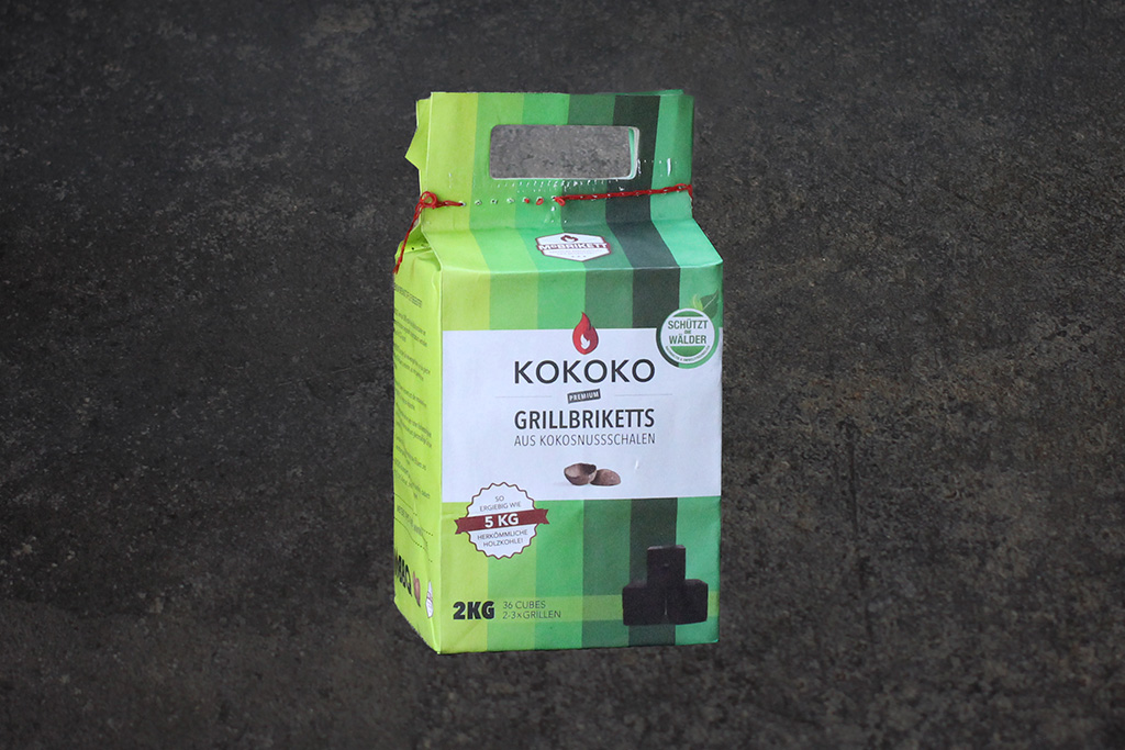 Packung mit Grillkohle aus Kokosnussschalen 