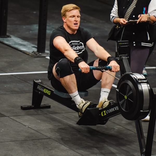 Jonas Bünger Athlet Functional Fitness Junger, sportlicher Mann an einem Gerät für Functional Fitness