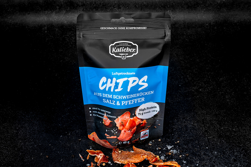 Tüte mit luftgetrockneten Chips aus dem Schweinerücken