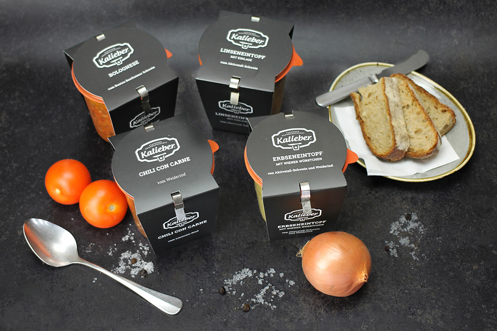 vier Gläser mit fertigen Mahlzeiten