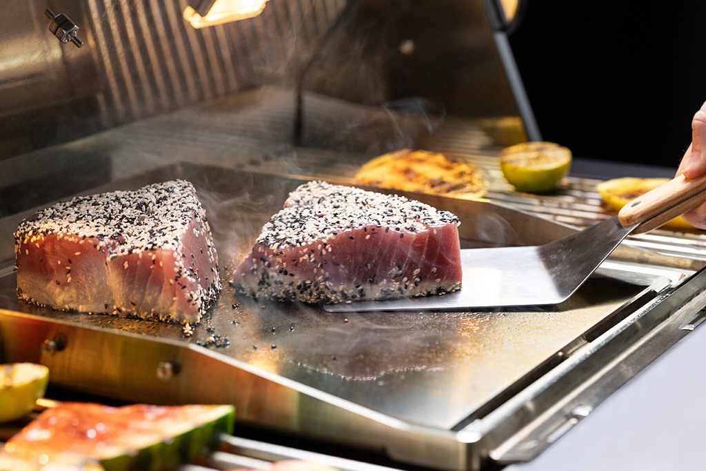 Teppanyaki-Platte inklusive Grillgut auf Gasgrill GQ4
