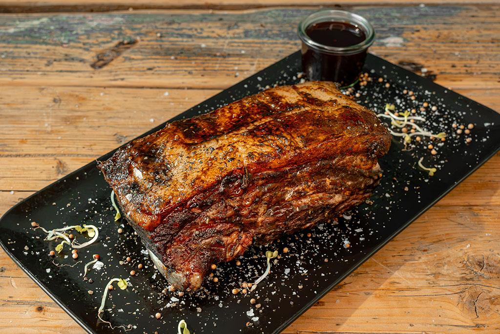 gegrillter Schweinebrauch auf Teller angerichtet