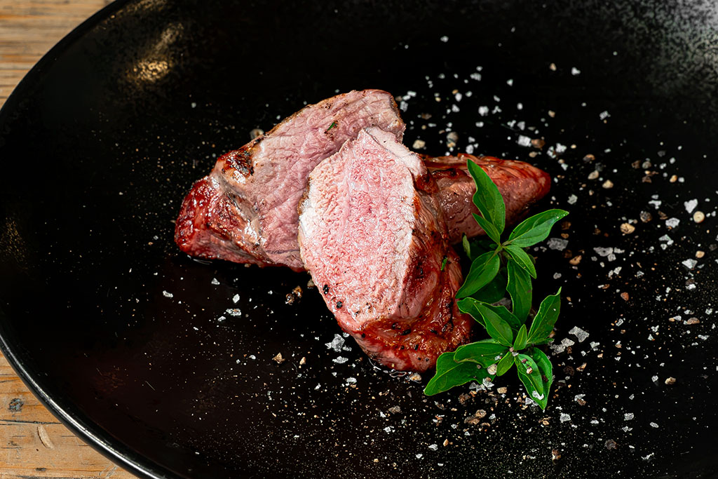 aufgeschnittenes, gegrilltes Teres Major auf Teller angerichtet