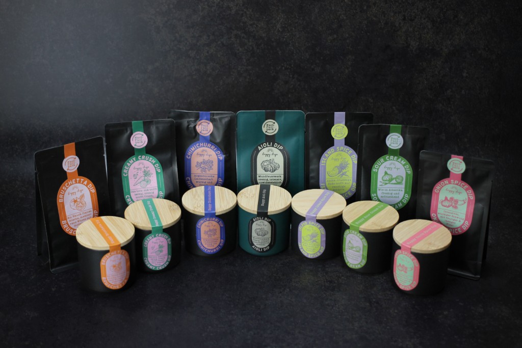 Verschiedene Dip-Gewürzmischungen in Dosen und Nachfüllpacks