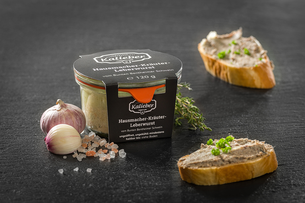 Hausmacher-Kräuter-Leberwurst vom Bunten Bentheimer Schwein Weck-Glas mit Leberwurst,  2 Brote mit Leberwurst