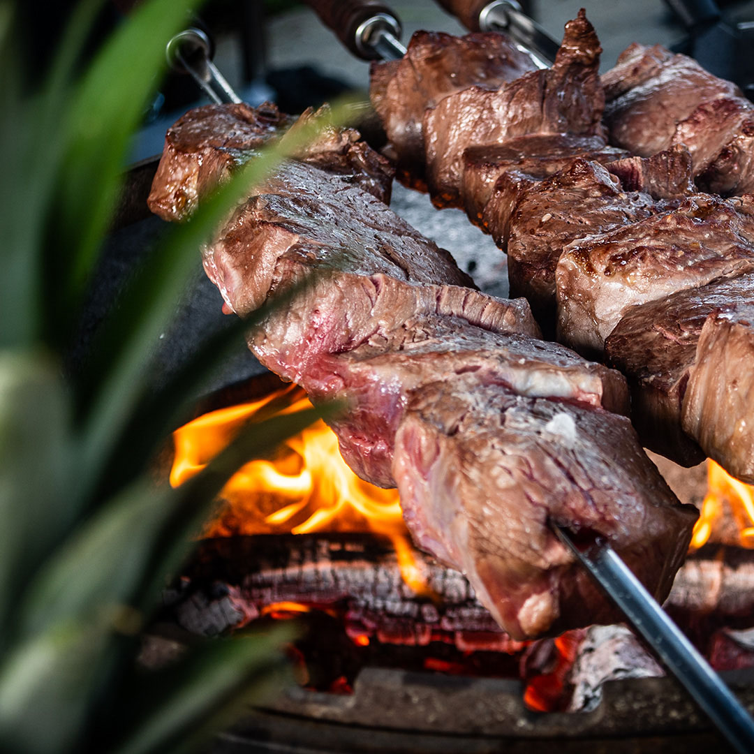 Grillspieße auf dem Feuer