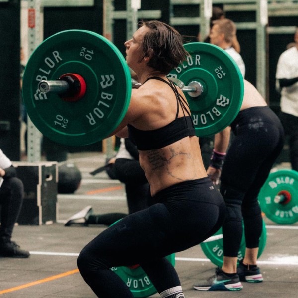 Frau beim Gewichtheben im Wettbewerb