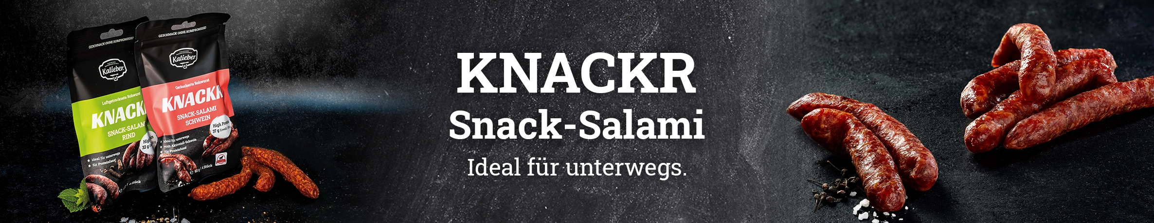 Links 2 Sorten Kalieber Knackr mit Verpackung. Rechts die Snack-Salami in Nahaufnahme.