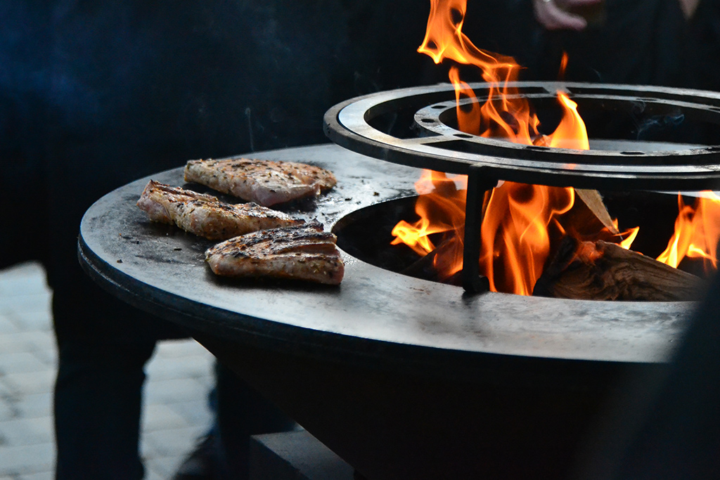 Feuerplatte Grill mit Fleisch & Feuer