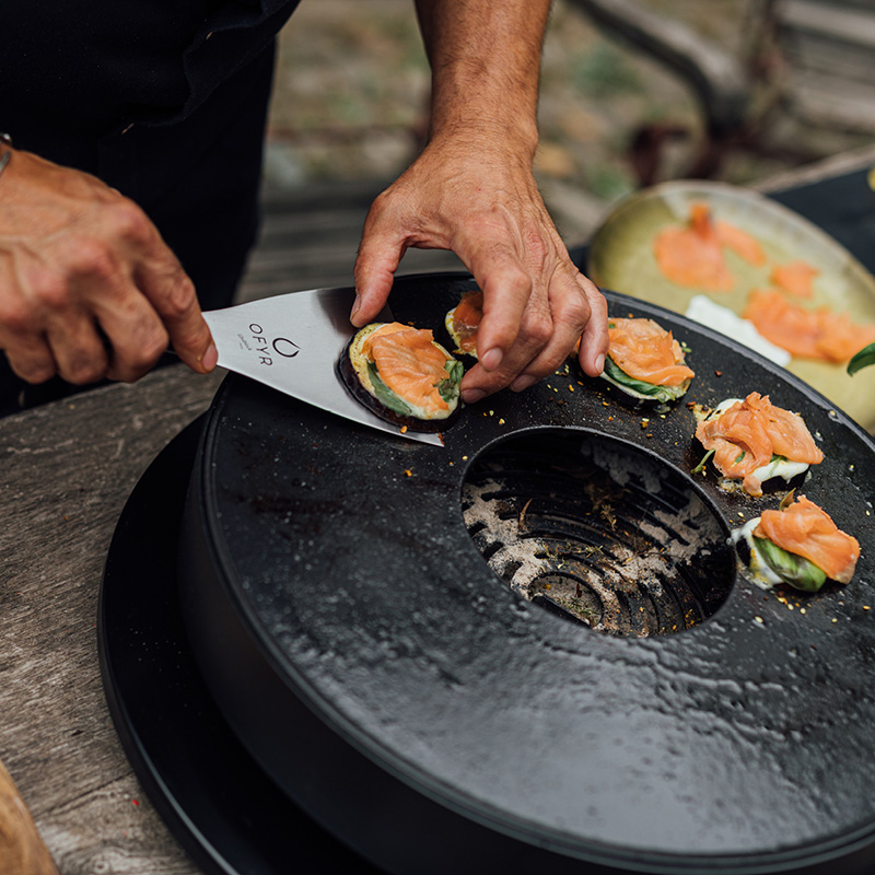 OFYR Tabl'o Tischgrill Mann grillt an Tischgrill