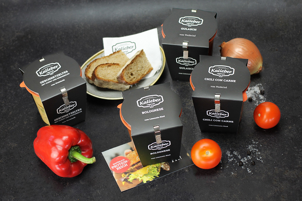 vier Gläser mit fertigen Mahlzeiten