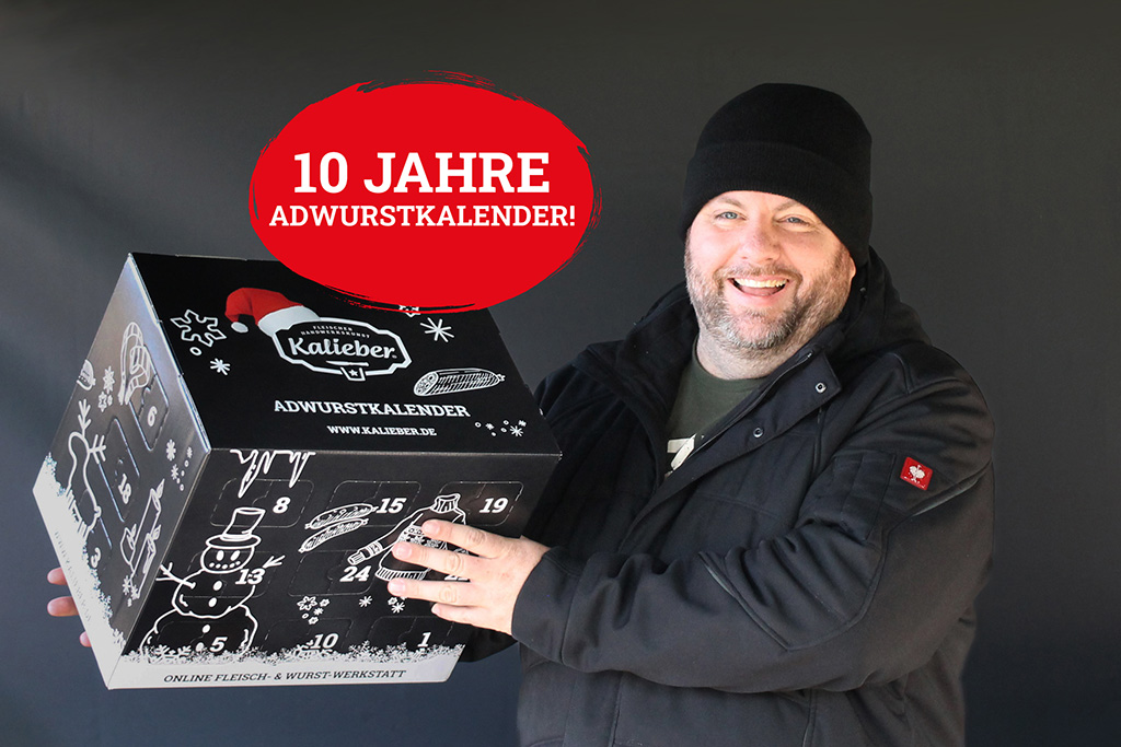 Mann hält einen großen, schwarzen Adventskalender in den Händen