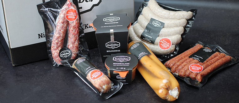 Kalieber Probierboxen Wurst-Spezialitäten, dahinter Versandkarton