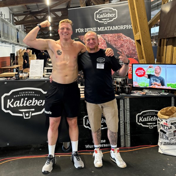 Fitness Food Meatamorphose Zwei Sportler vor einem Verkaufsstand von Kalieber