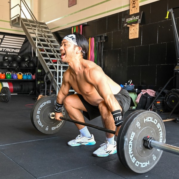 Taka Jumpei Takahashi Kalieber Asiatisch aussehender Mann beim Gewichtheben im Functional Fitness