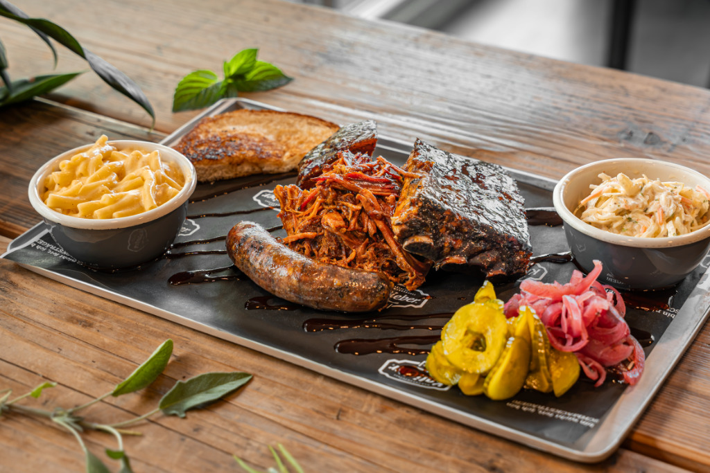 BBQ-Platte mit BBQ-Spezialitäten