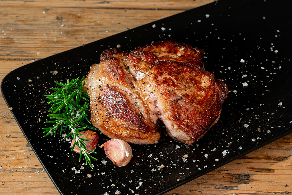 gegrilltes Ribeye-Steak auf Teller angerichtet