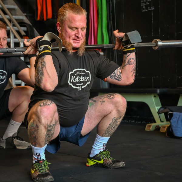 Kraftsportler beim Gewicht heben