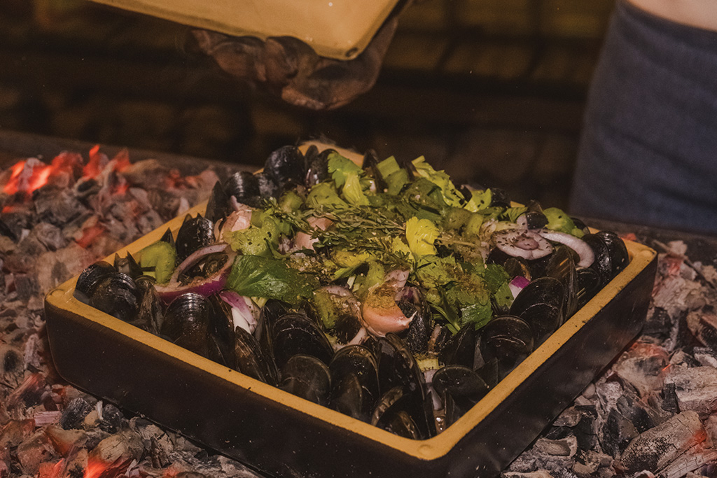 Bricknic mit Muscheln & Gemüse auf glühender Kohle