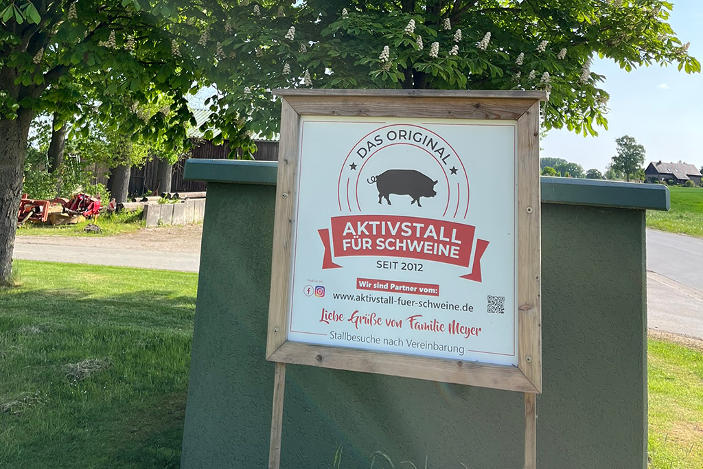 Hofschild Aktivstall für Schweine