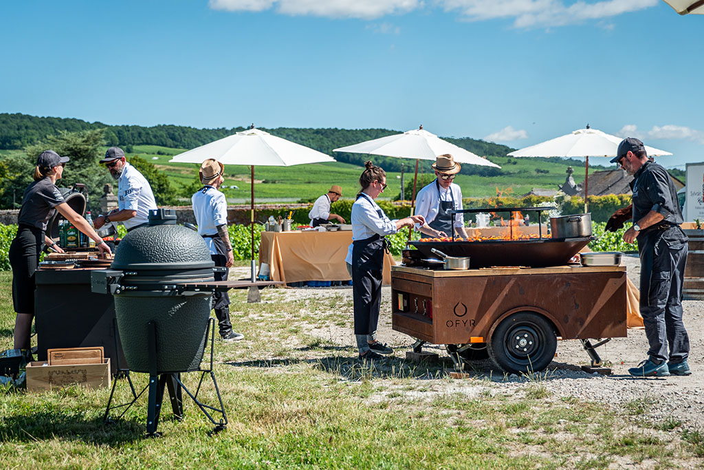 OFYR Trailer mobiler Grill, Feuerplatte, Corten-Stahl Gestell