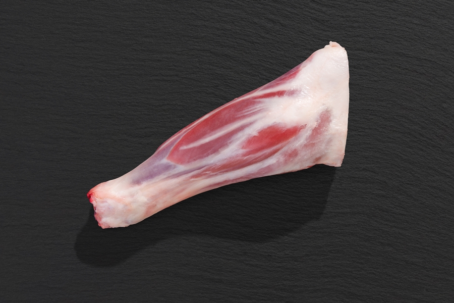 Eine frische Lammhaxe Vorderhaxe