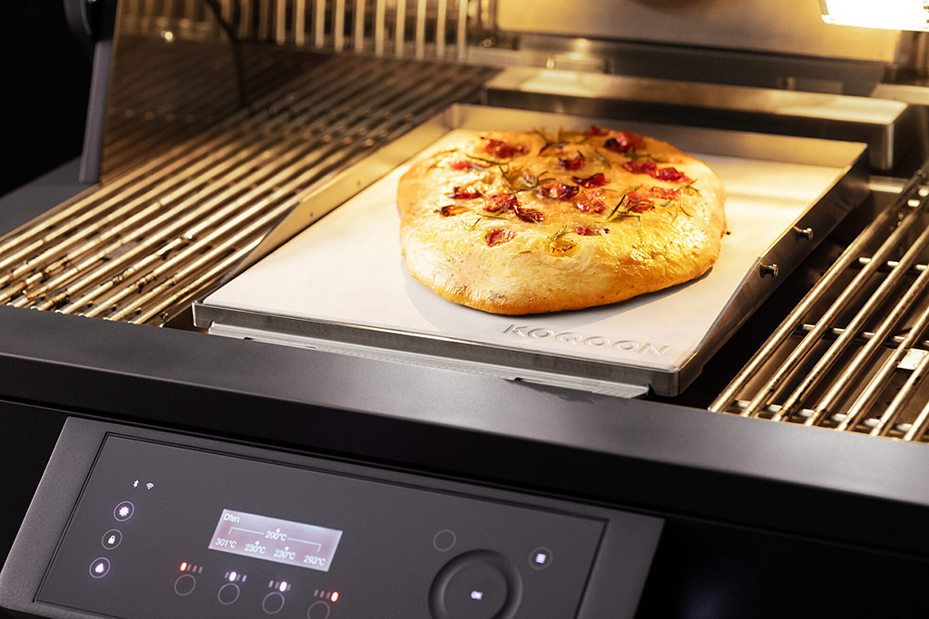 Pizza auf Pizzastein inklusive Grundhalterung auf Gasgrill GQ4