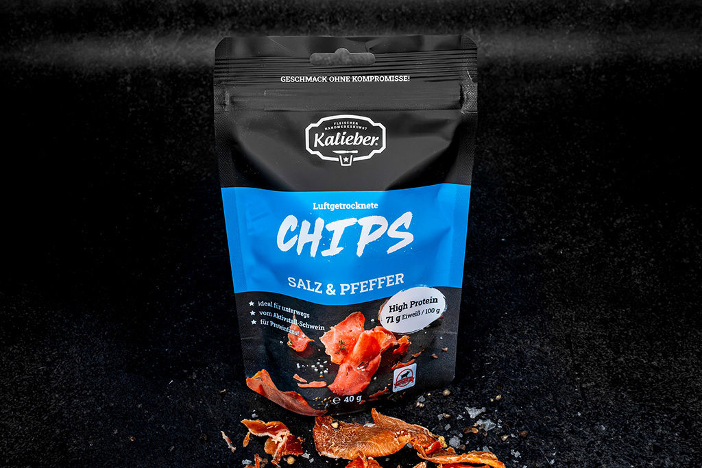 Tüte mit luftgetrockneten Chips vom Schwein