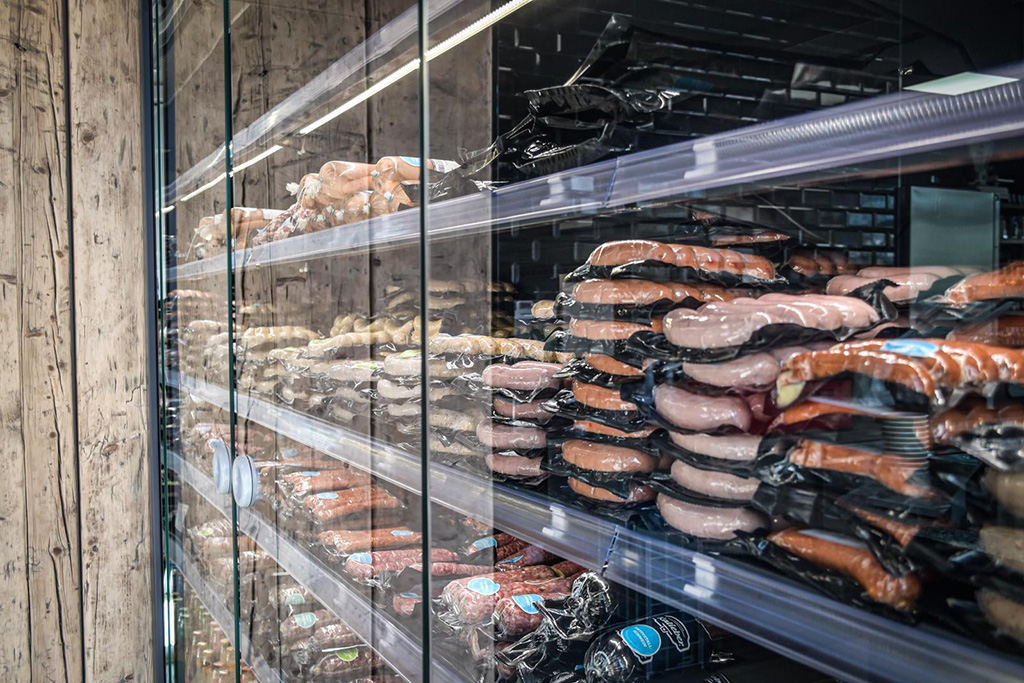 Kühlschrank bzw. Kühlregal mit Bratwurst & Wurst