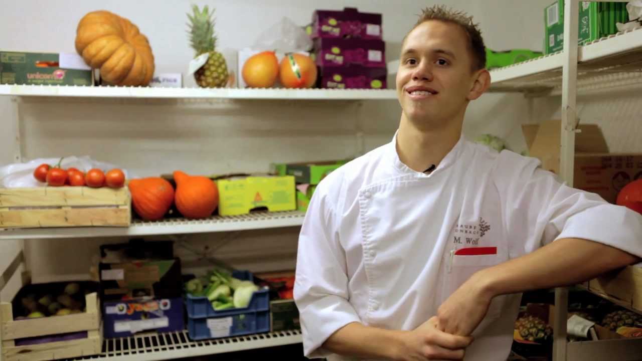 Mann im Lagerraum eines Restaurants