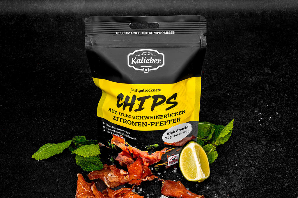 Tüte mit luftgetrockneten Chips aus dem Schweinerücken