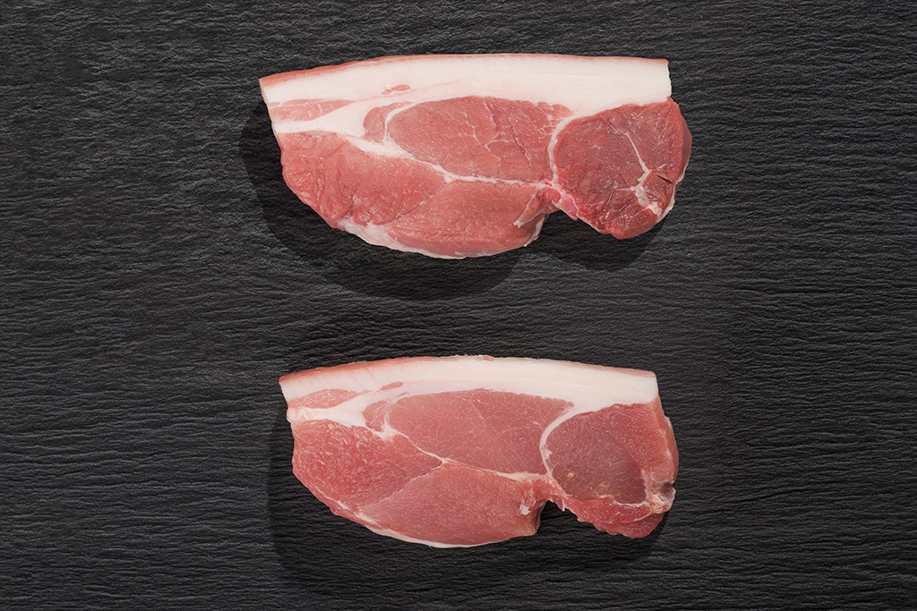 zwei kleine Holzfällersteaks aus dem Bug vom Aktivstall-Schwein