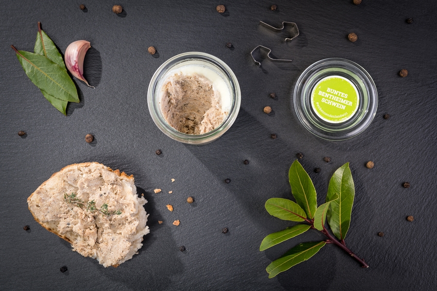 Rillettes vom Bunten Bentheimer Schwein Brot mit Rilletes, Weck-Glas mit Rillette, Dekoration
