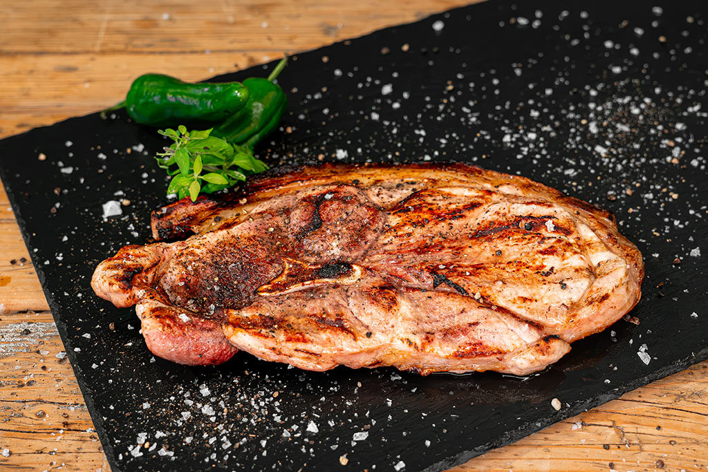 gegrilltes Holzfällersteak auf Teller angerichtet