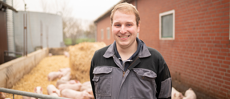 Landwirt  ´´Michael Hörstmann im Aktivstall für Schweine