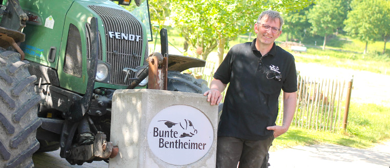 Landwirt Michael Ernesti neben Traktor