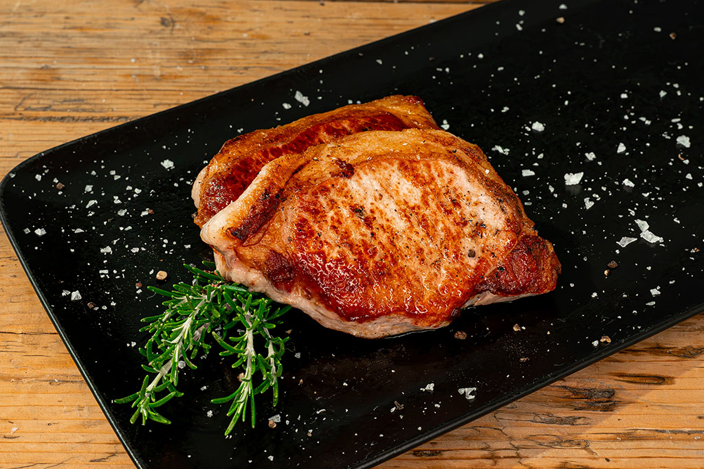 gegrilltes Rückensteak auf Teller angerichtet