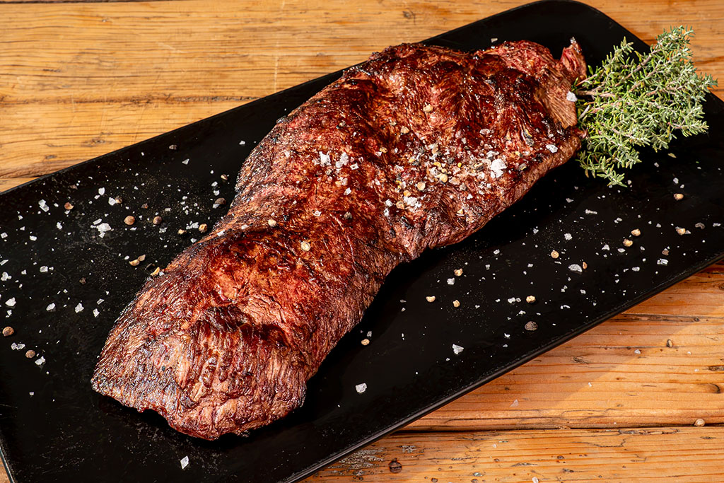 gegrilltes Flat Iron Steak auf Teller angerichtet