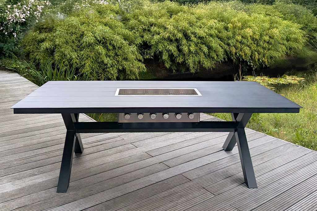 Grilltisch mit integriertem Gasgrill