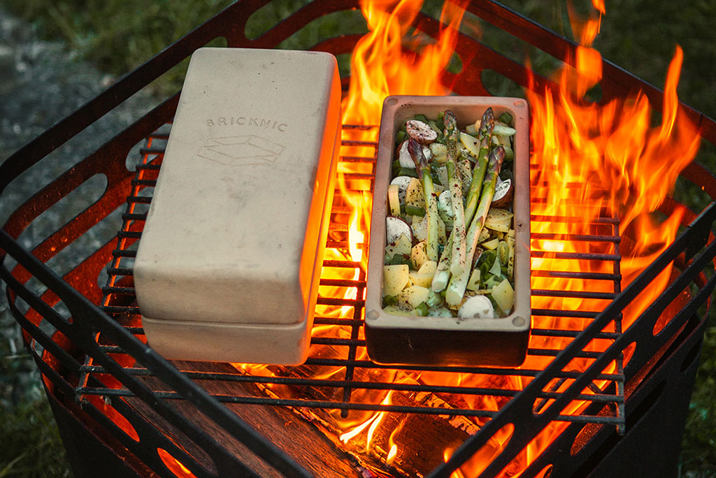 BRICKNIC Kochziegel mit Gemüse auf einem Grill